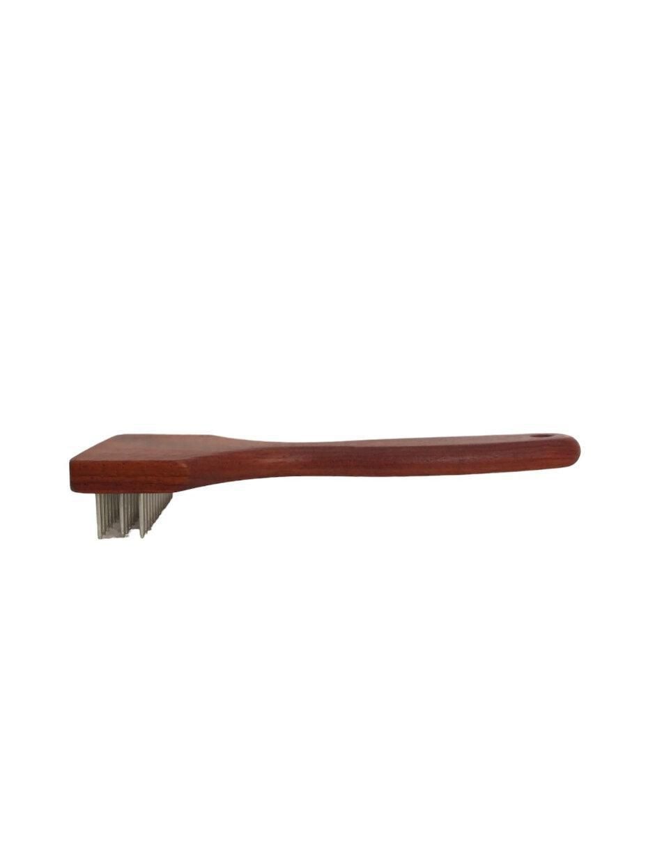 Rastrillo de madera para perro
